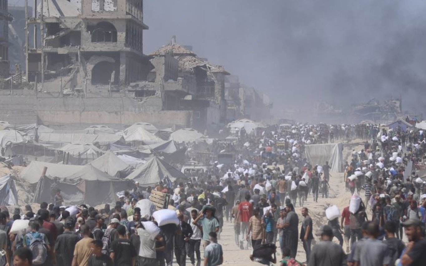 Palestinos en Gaza esperan ayuda humanitaria entre ruinas y humo tras llegada de suministros